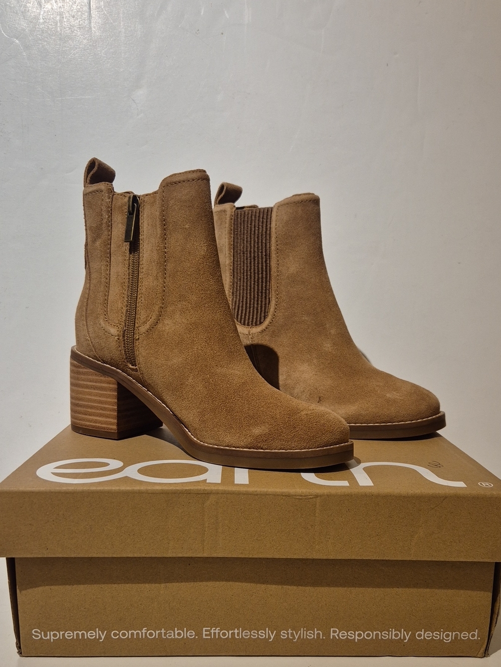 Earth Brown Cassi Ankle Boots Size 5M